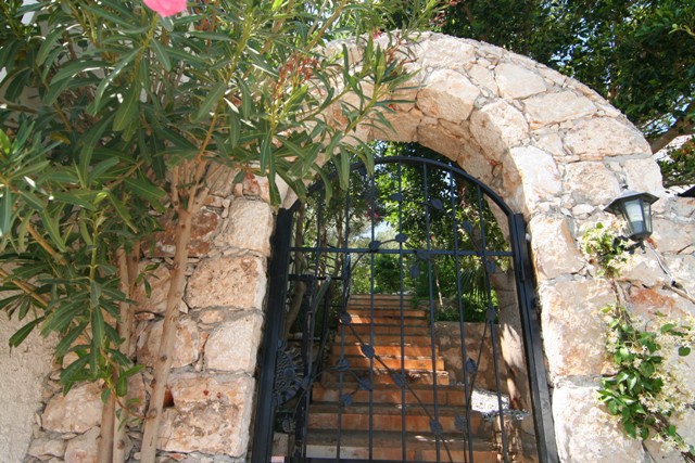 Stone arched entrance to Villa Paramelle holiday rental
